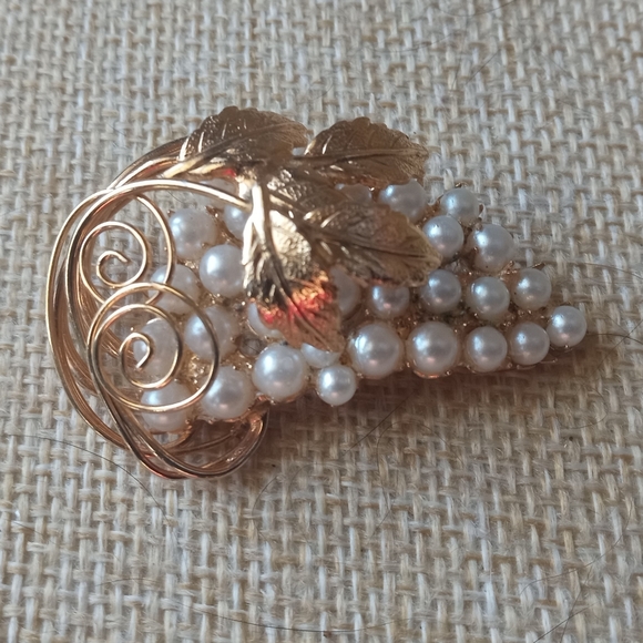 Hobe VTG Signed Gold Tone Faux Pearl Grape Cluster Brooch + Earrings Set - Picture 4 of 13